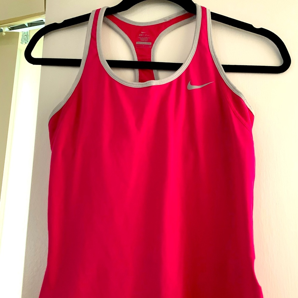 Nike workout top w/built in sports-bra 😍-like new
